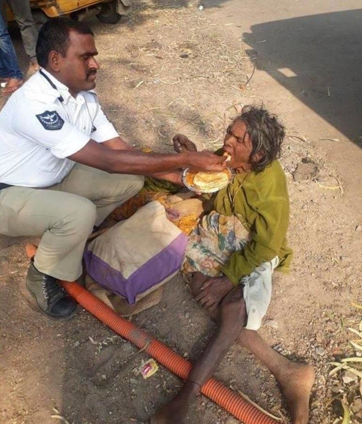 1. Полицейский в Индии заметил бездомную женщину, которая была слишком слаба, чтобы есть самостоятельно, и накормил ее