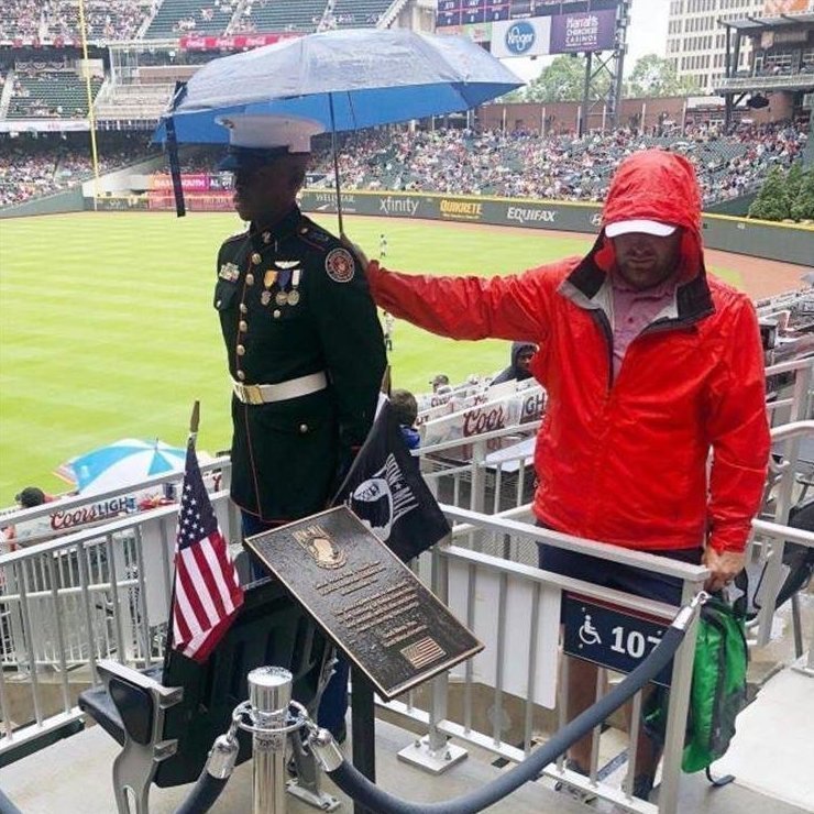8. Этот парень во время матча прикрывал солдата зонтом, чтобы тот не промок