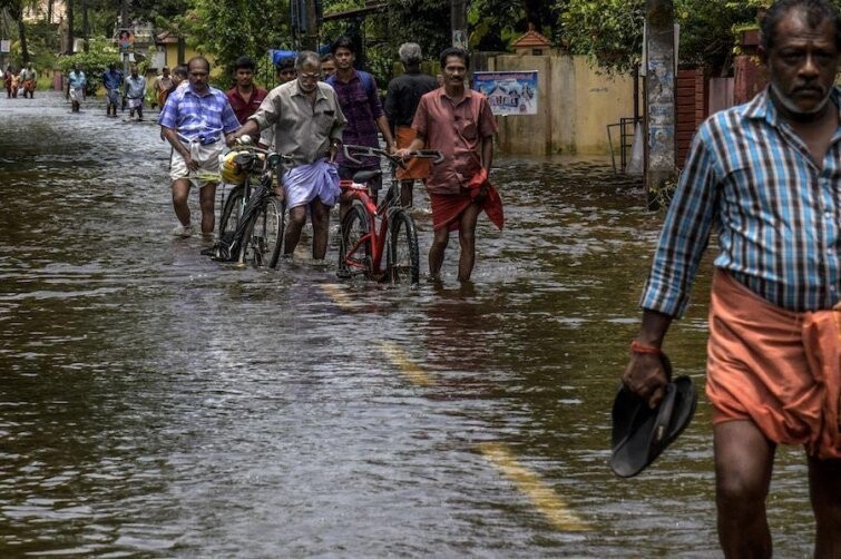 Но как только она приблизилась к своей цели, Ануприя узнала о сильном наводнении, которое практически разрушило соседний индийский штат Керала, граничащий с её родным штатом Тамилнад