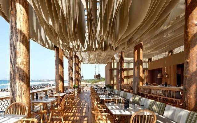 Необычный дизайн пляжного ресторана в Греции