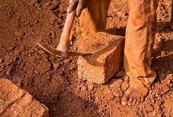 Как добывают кирпичи в Буркина-Фасо