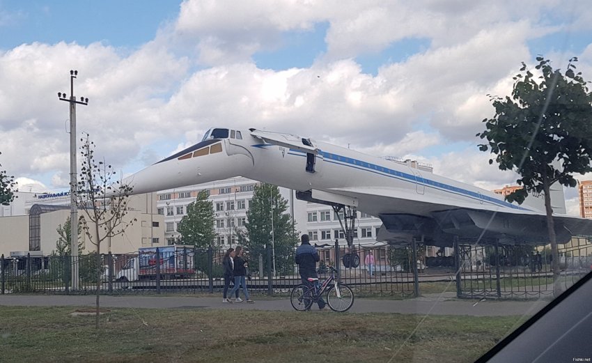 ТУ-144 около здания КАИ (Казанский Авиационный Институт по-старому)