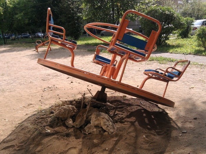 Площадка строгого режима: территорию детского сада в Омске обнесли колючей проволокой