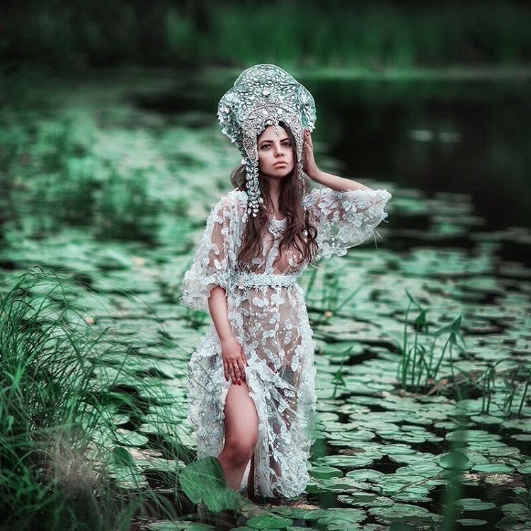 Лесные принцессы и русалки: пермский фотограф снимает сказочных красавиц в лесах Прикамья