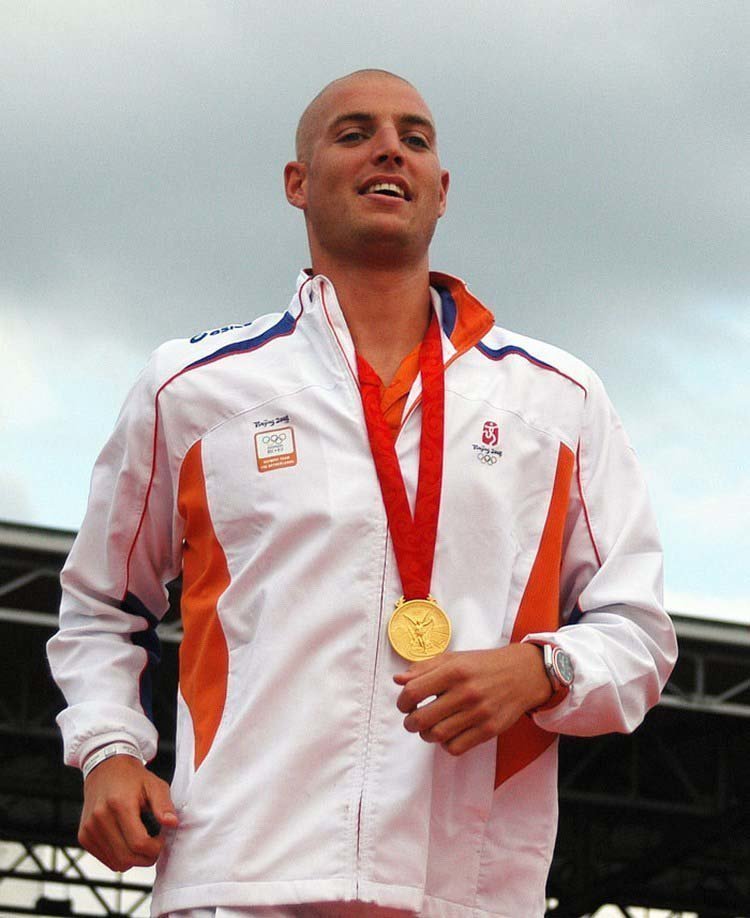 Но стойкий и целеустремлённый пловец победил болезнь, а через 7 лет он стал олимпийским чемпионом 2008 года в заплыве на 10 км в открытой воде