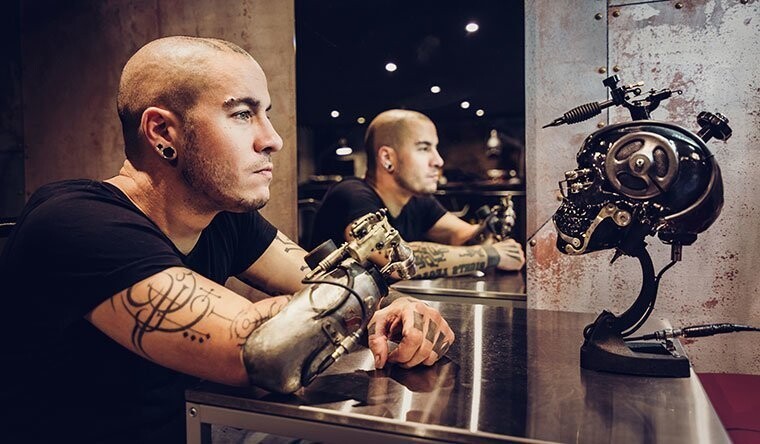 11. Мужчине создали протез руки в виде татуировочной машинки