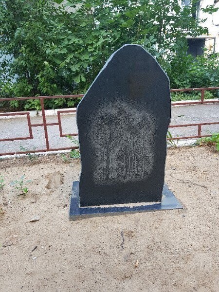 На детской площадке Самары обнаружили надгробный памятник криминальному авторитету