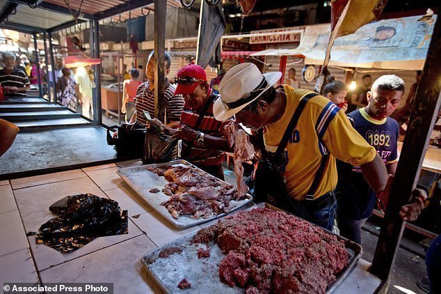 Жители Венесуэлы едят гнилое мясо