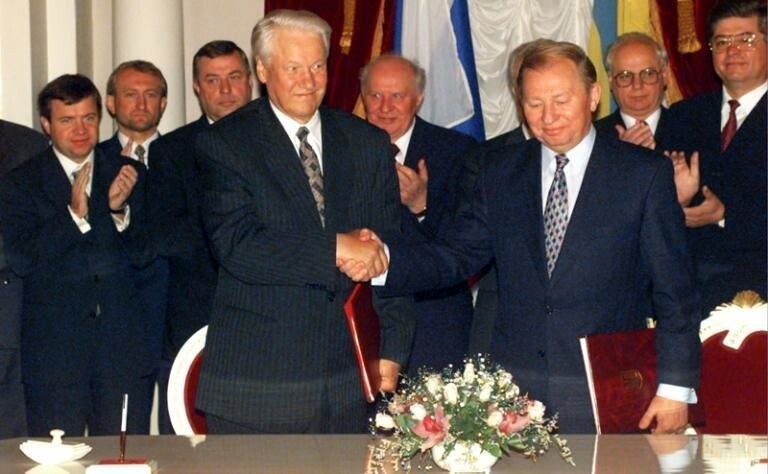 Борис Ельцин (слева) и Леонид Кучма (справа) после подписания пакета российско-украинских документов, 1997 год. 