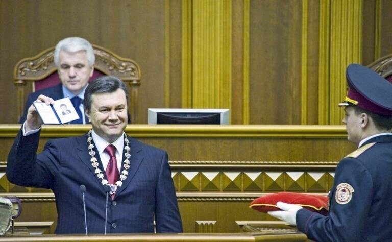 новоизбранный президент Украины Виктор Янукович (на первом плане слева) во время церемонии инаугурации в Верховной Раде, 2010 год.