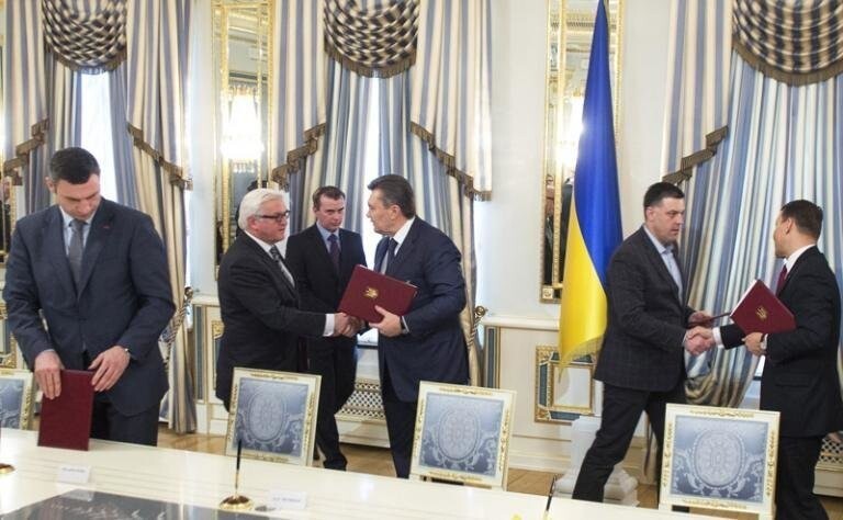 На фото: заседание по урегулированию ситуации между президентом Украины В.Януковичем и лидерами оппозиции