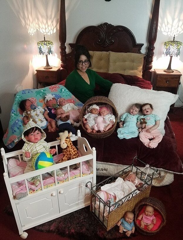 Жительница Нью-Йорка гордится коллекцией игрушечных детей