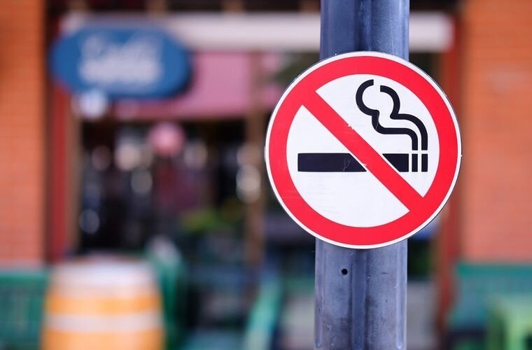  Курить в общественных местах