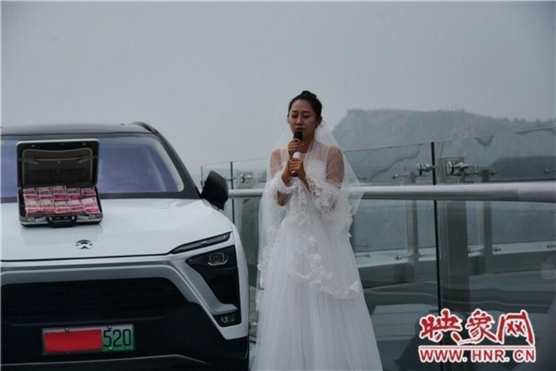 Невеста предложила жениху себя, новый авто и чемодан с деньгами, если он пройдет по мосту из стекла