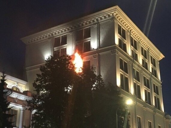 Горел Центробанк, кредит гасился: соцсети о пожаре в Москве