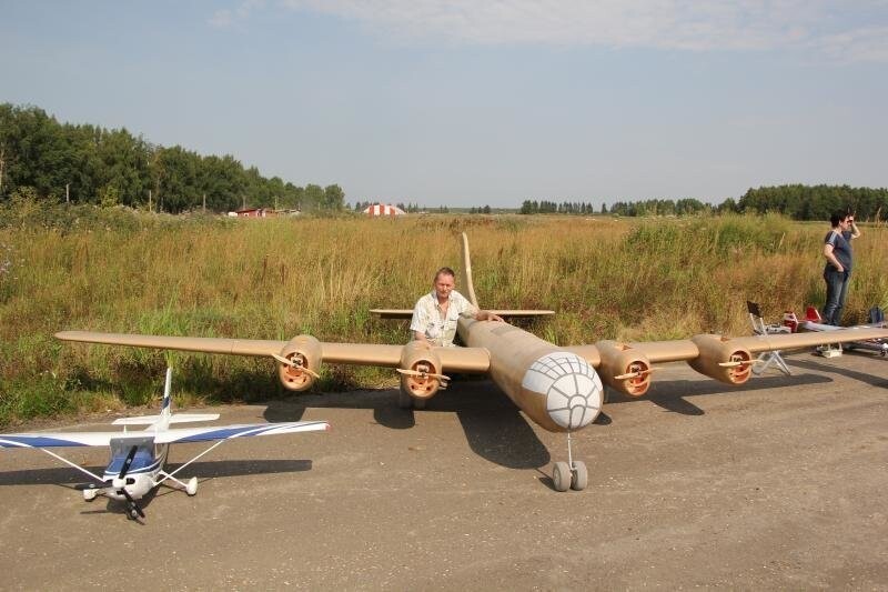 Ту-4, размах 7 метров, взлетный вес 29 кг.