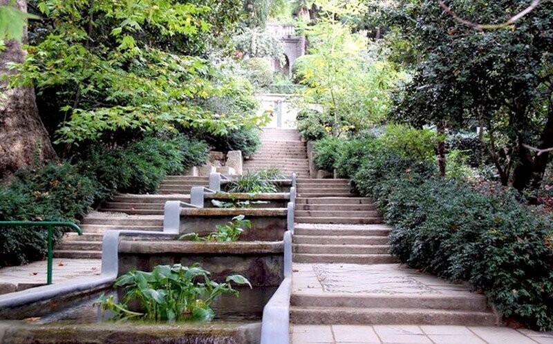 Лестница с каскадным фонтаном в Никитском ботаническом саду