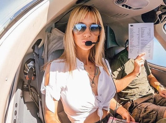 Блондинка научилась управлять самолётом назло бывшему, который считал её тупой
