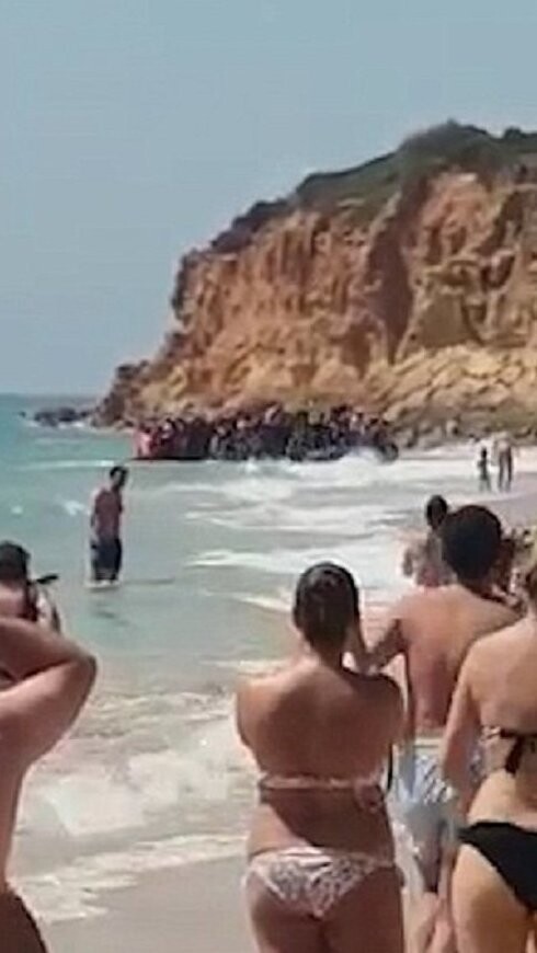 Мигранты взяли штурмом пляж шикарного отеля в Испании