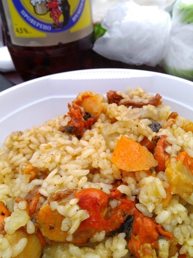 Вот он виновник торжества)) и один из вкуснейших пловов что я ел.