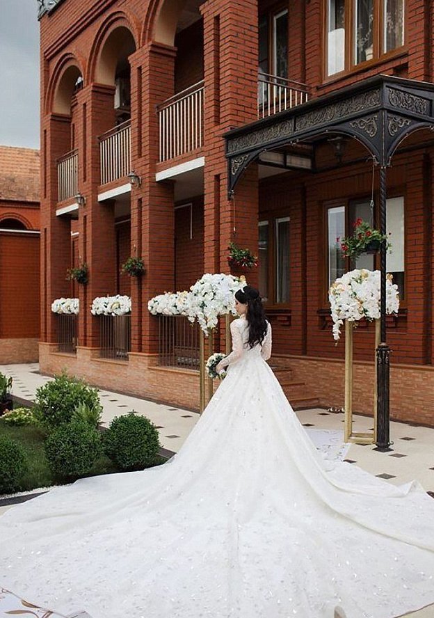 В столицу России невеста прилетела на частном самолете, для второго торжества она выбрала роскошное платье от ливанского модельера Зухаира Мурада 