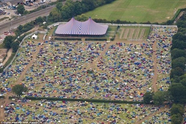 На прошедших выходных десятки тысяч людей посетило музыкальный фестиваль на полях близ английского город Рединг