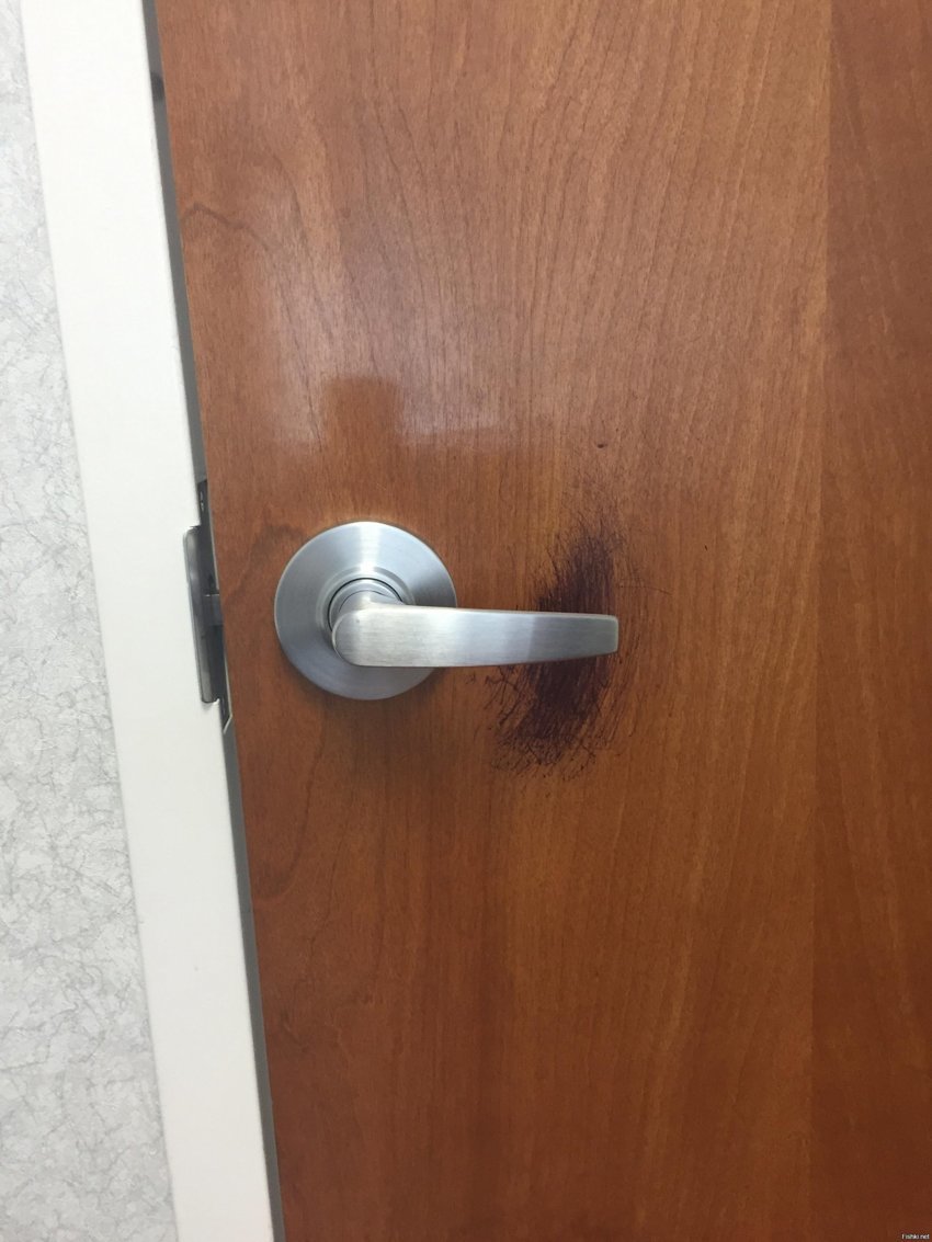 Очевидно, что врач всегда открывает дверь в кабинет с ручкой в руке