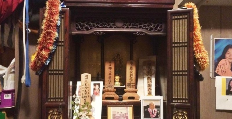 Японец почти поверил в духов, заметив, что с семейным алтарём творится неладное