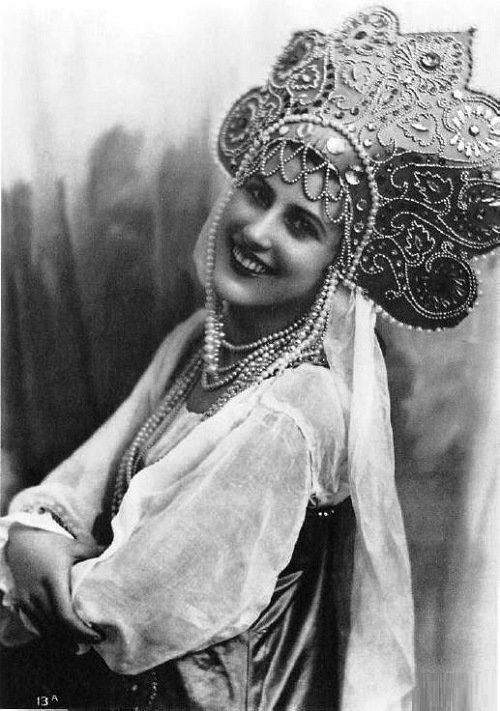В 1932 году титул "Мисс Россия" завоевала 19-летняя Нина Александровна Поль.