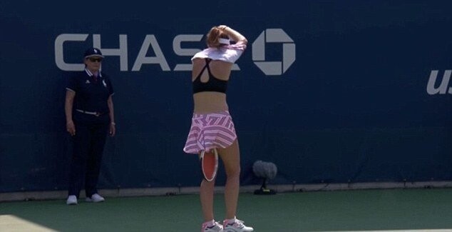 Одна из самых красивых теннисисток мира Ализе Корне устроила "стриптиз" на корте