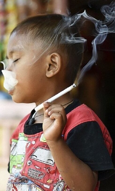 Двухлетний курильщик не хочет расставаться с вредной привычкой