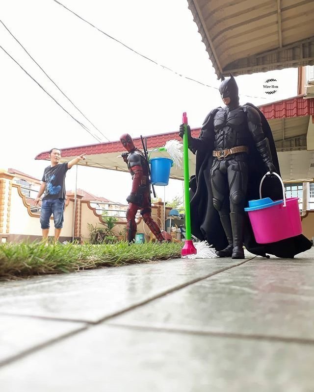Малайзиец нашёл оригинальный способ фотографироваться с супергероями