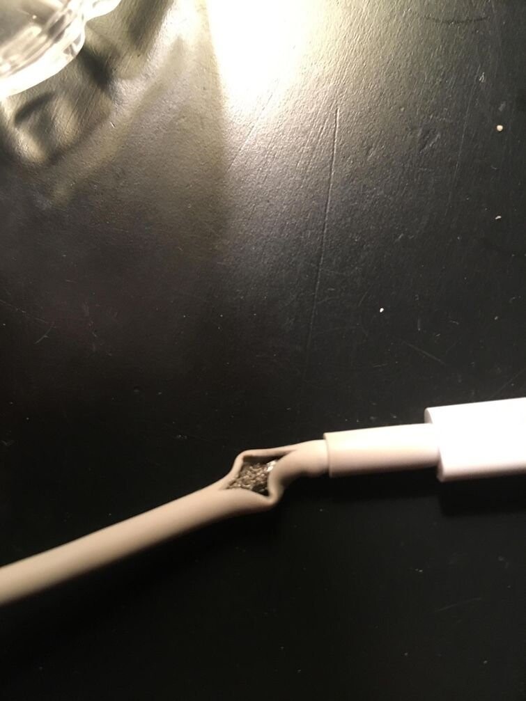 Зарядное устройство от Apple.. У компании столько денег, но это случается почти с каждым шнуром, который она выпускает