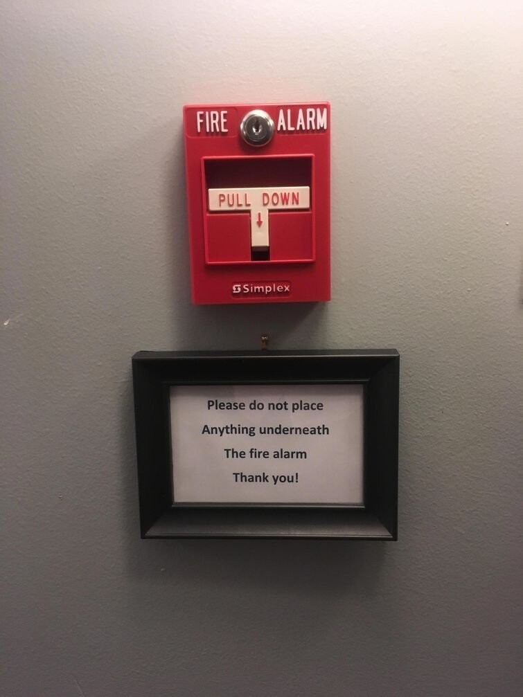 "Пожалуйста, не размещайте ничего под пожарной сигнализацией. Спасибо!" — написано на табличке под пожарной сигнализацией..