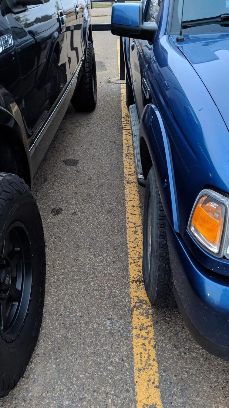 Просто возьми и припаркуйся как обычный человек, но нет же, паркуешься как.. особенный