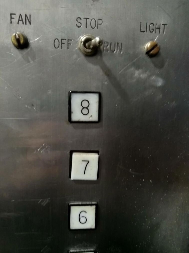 Кажется, тот, кто делал панель управления этого лифта не знает, как выглядит цифра "8"