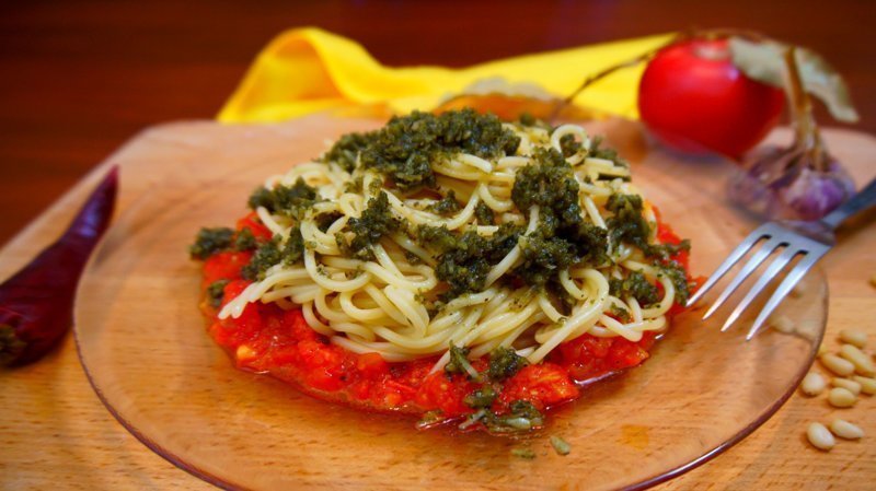 Аппетитное спагетти с соусом песто - итальянская паста