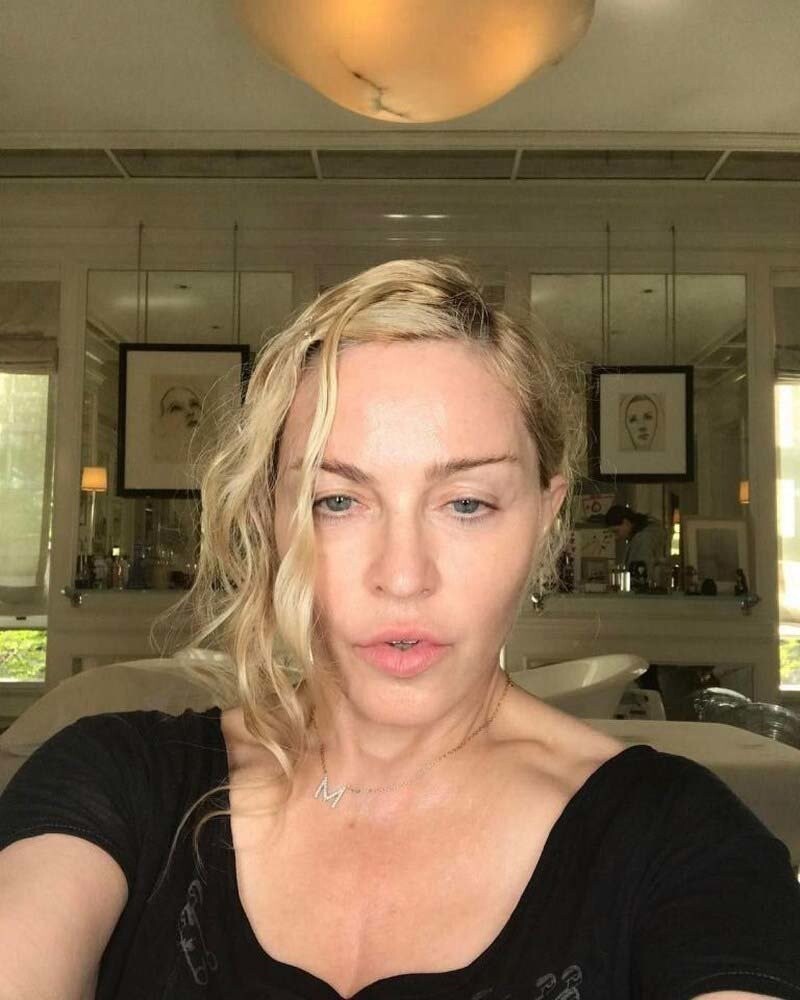 На другом кадре Мадонна выглядит красивой и естественной — ни фильтра, ни макияжа. Кажется, здесь она находится в своей ванной комнате, где на заднем плане виднеются картины типичного для Мадонны стиля