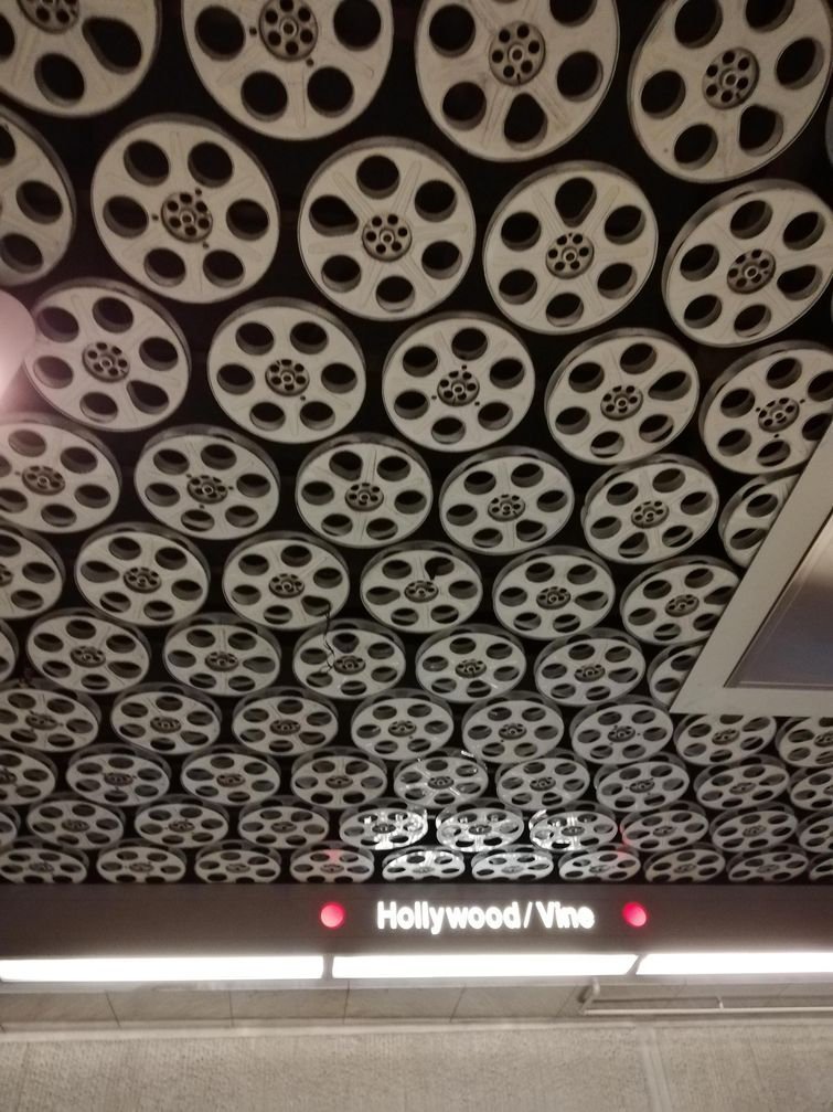 Потолок магазина в Голливуде, украшенный старыми бабинами от киноплёнки