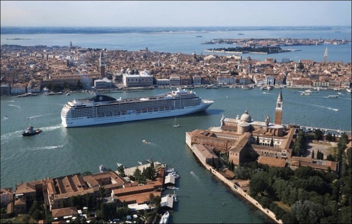 Огромный лайнер на фоне Венеции