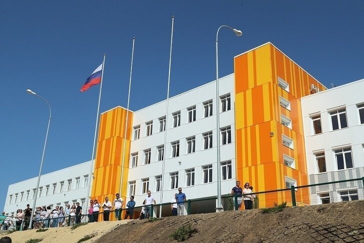 В Волгограде открыли новую школу на 1000 мест с тремя спортзалами и web-мастерскими