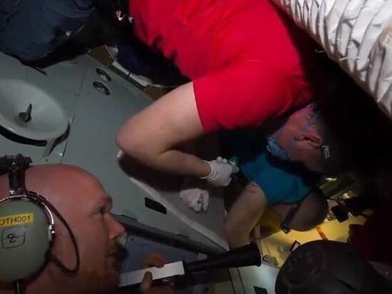 Космонавты Артемьев и Прокопьев заделывают пробоину в корабле «Союз»