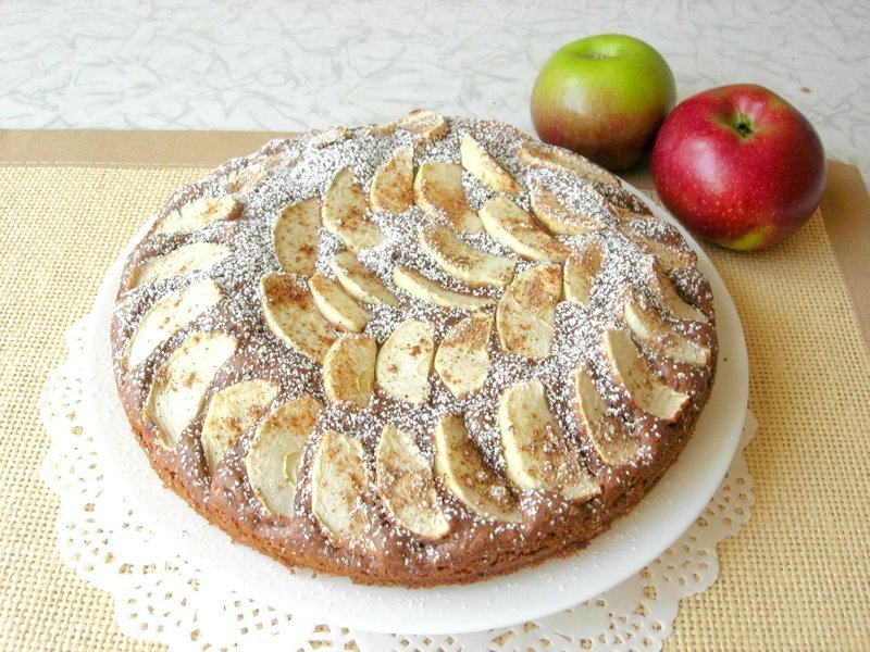 Шоколадный пирог с яблоками и корицей!Рецепта проще не найти: смешал, в духовку и пеки!