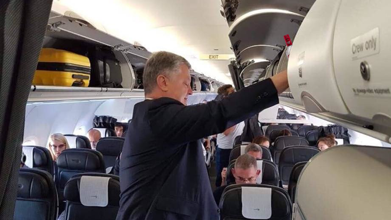 Поближе к холопам: Порошенко променял личный самолет на экономкласс