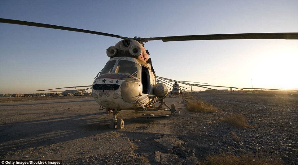 25. Несколько вертолетов Ми-2, брошенных в нескольких милях к северо-западу от Баакубы, Ирак.