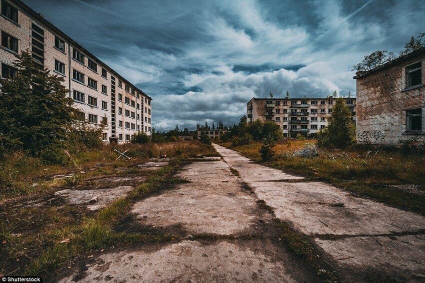 13. Бывший советский военный городок Скрунда-1 в Латвии, в котором жили около 5000 советских военных, работников радиолокационной станции и членов их семей. Город был заброшен в 1998 году.