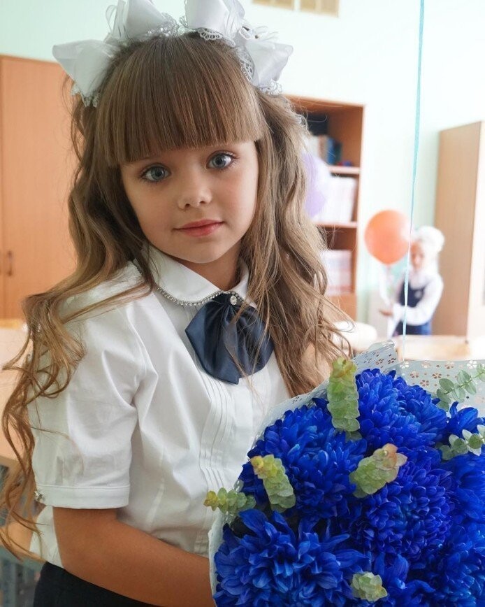 Самая красивая в мире девочка стала первоклассницей