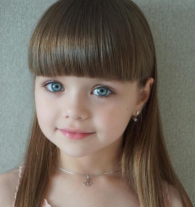 Самая красивая в мире девочка стала первоклассницей