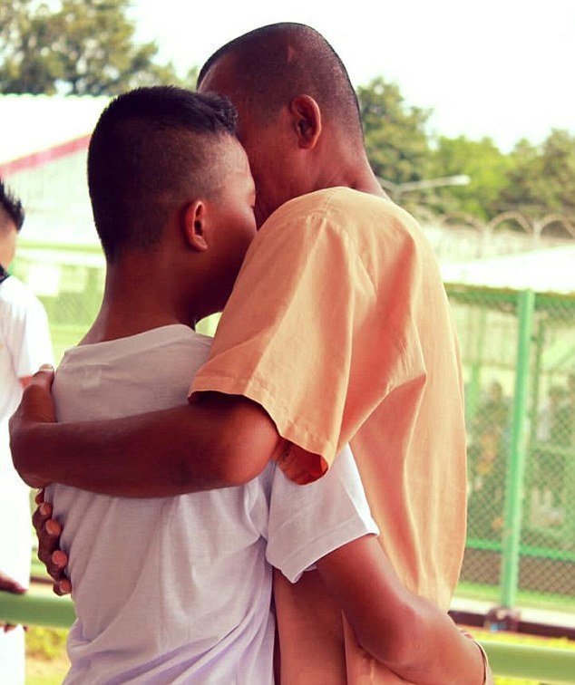 Во время экскурсии в тюрьму мальчик узнал в заключенном отца