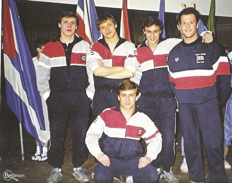 Прыгун из сборной Великобритании Джейсон Стэтхэм с советскими спортсменами, 1990 год